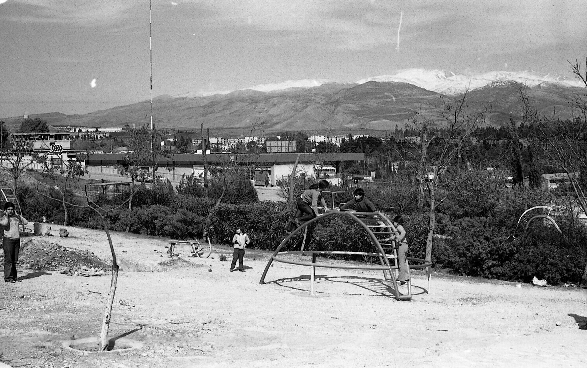 ילדי קריית שמונה במגרש משחקים הצופה אל החרמון, 1973. צלם טדי קנדל (NTK\135637)
